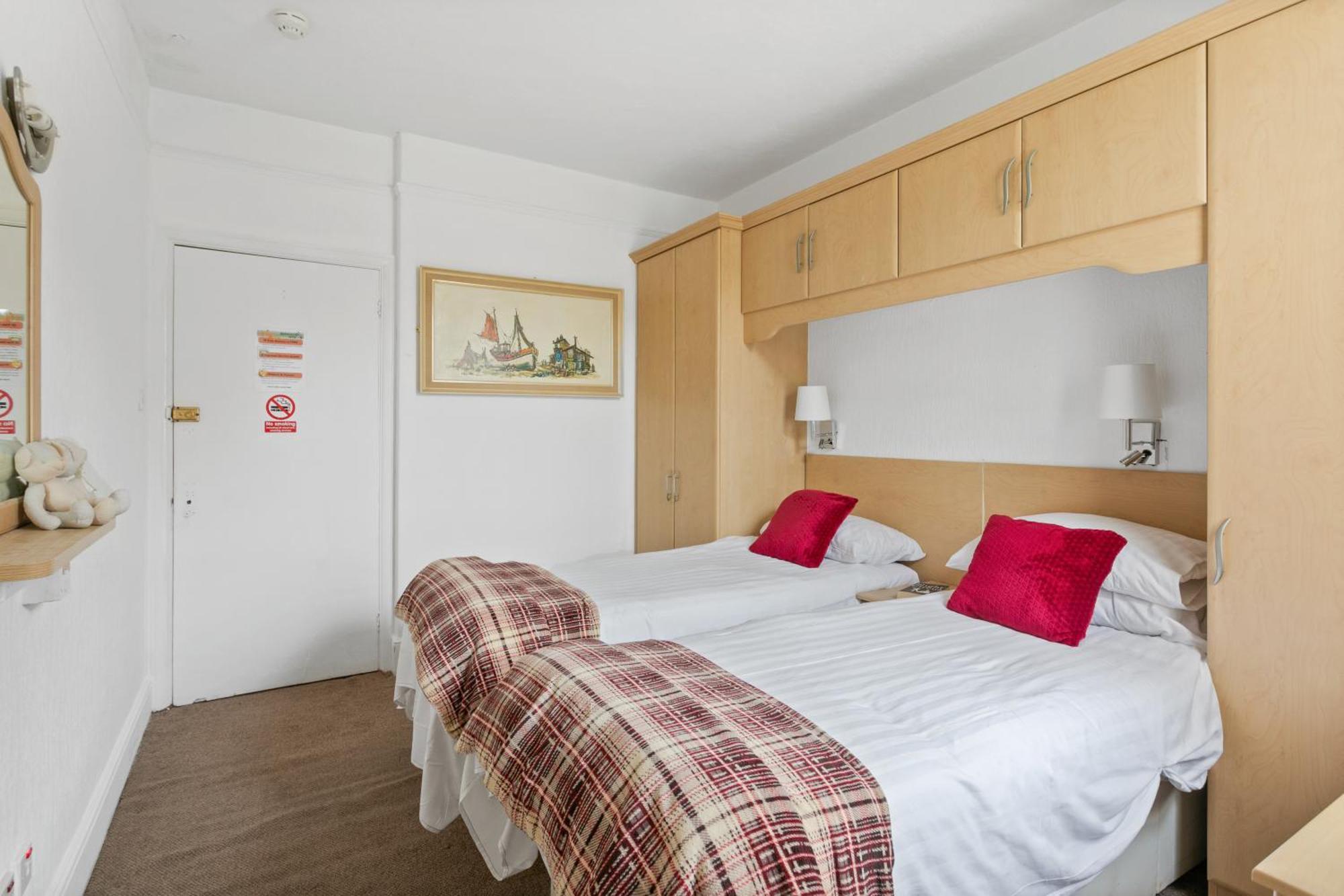 Seaways Hotel Пейнтън Екстериор снимка